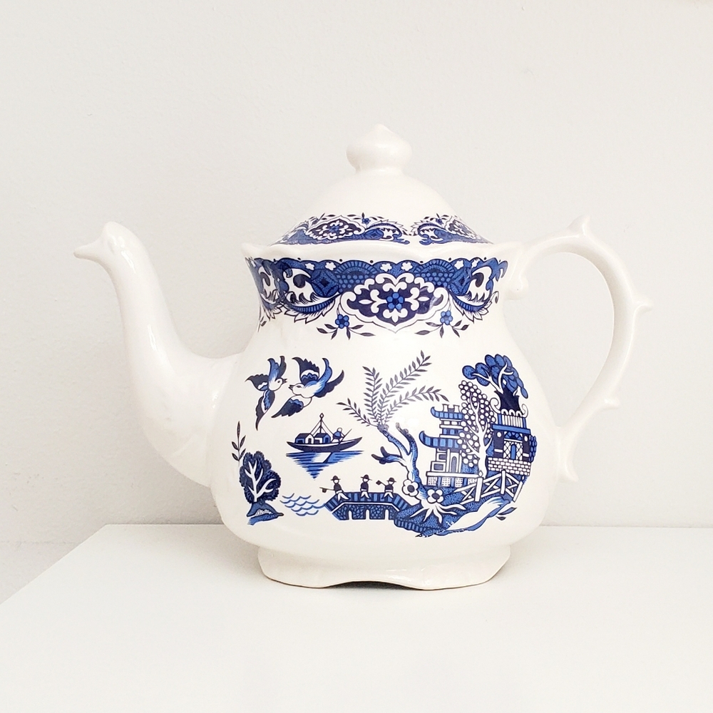 Vintage Kensington Blue/White Willow Teapot